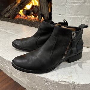 UGG Women's Aureo Zipper Ankle Bootie Black Leather Size 9.5